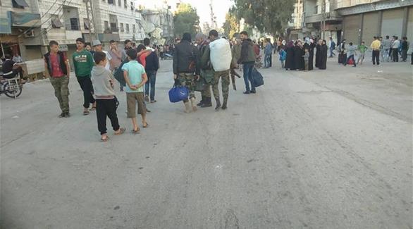 إجلاء مسلحين مع عائلاتهم من معضمية الشام المحاصرة (أرشيف)