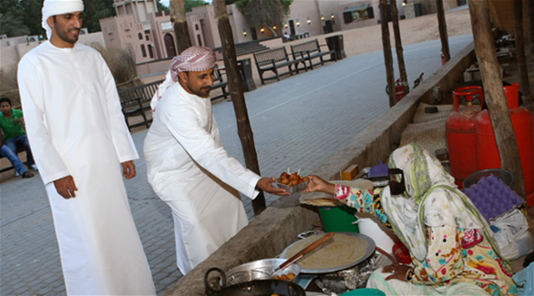 المواطنون الإماراتييون يشترون اللقيمات من أم أحمد في القرية العالمية بدبي (24 - سميرة سليم)