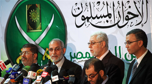 مؤتمر صحافي للإخوان ويبدو المرشد العام محمد بديع وإلى جانبه الرئيس الإخواني محمد مرسي (أرشيف)