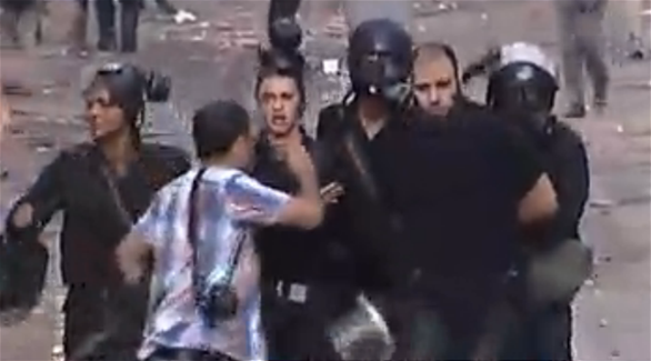 قوات الأمن المصرية تعتقل إخوانياً رفض انهاء اعتصامه في رابعة العدوية - القاهرة (24) 