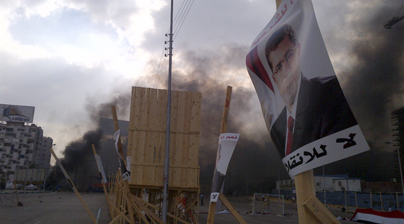 أعمدة دخان ناجمة عن قنابل الغاز المسيل للدموع المستخدمة في فض اعتصامي الإخوان، رابعة العدوية - القاهرة (رويترز)