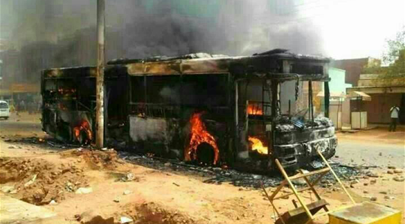حرق حافلة ركاب لشركة ارتبط اسمها بوالي الخرطوم (24 - وليد علي)