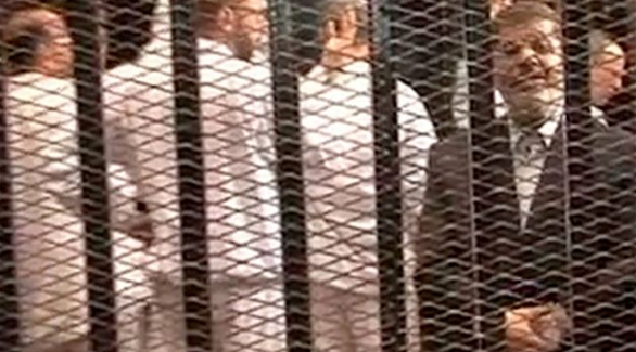 مرسي خلف القضبان (أرشيف)