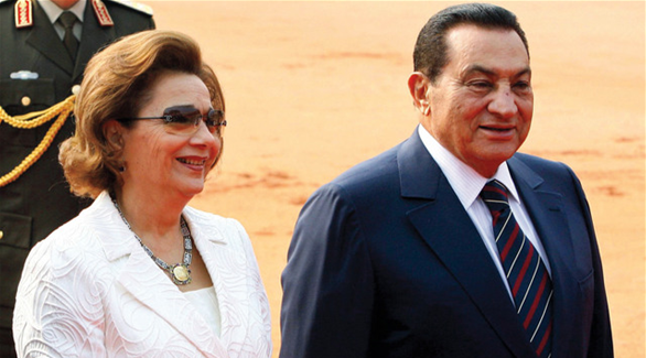 الرئيس المصري الأسبق محمد حسني مبارك وزوجته سوزان(أرشيف)