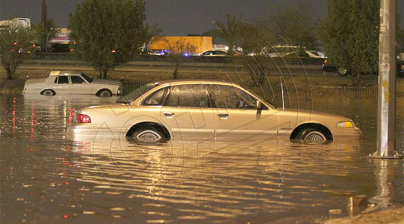 سيارات تغرق بالمياه في أحد شوارع الرياض (الشرق السعودية)