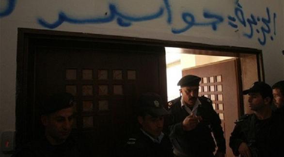 قوات الأمن المصرية تداهم مقر الجزيرة في وقت سابق (أرشيف)