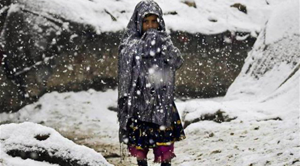 طفلة سورية تعاني البرد وسط الثلوج(أرشيف)