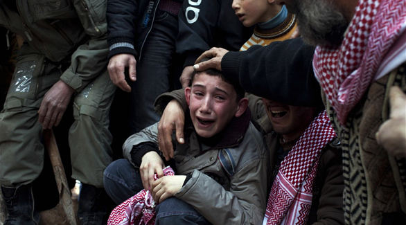 طفل سوري يبكي ذويه بعد مقتلهم (أرشيف)