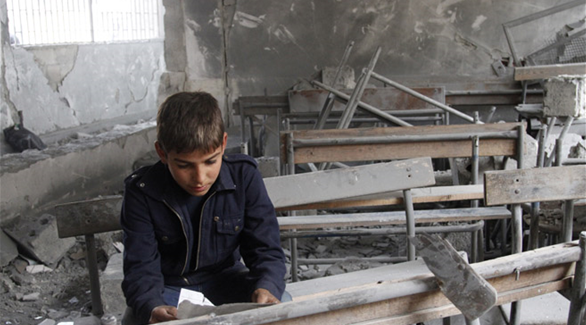 طفل سوري داخل فصل دراسي محطم جراء الحرب الأهلية (أرشيف)