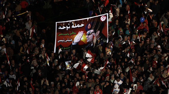 جماهير غفيرة في ميدان التحرير ليل السبت ترفع صوراً لوزير الدفاع عبد الفتاح السيسي تحثه على الترشح للرئاسة(خاص 24)