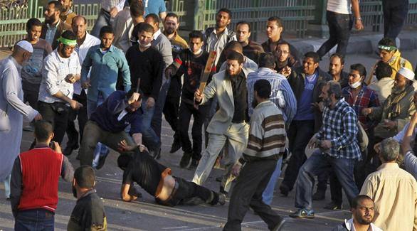 أعداد كبيرة من أنصار جماعة الإخوان المسلمين تعتدي على طفل مصري في أحد شوارع القاهرة(أرشيف)