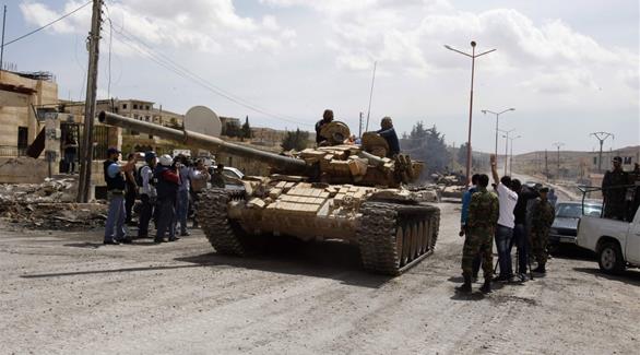 وسائل إعلام مرافقة للدبابات السورية بالقرب من القلمون (أرشيف)