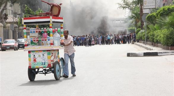 بائع مثلجات يسير مبتعداً عن أماكن الاشتباكات (24 ـ أحمد حماد)