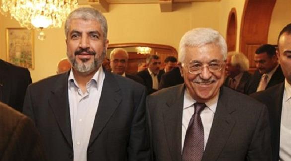 الرئيس الفلسطيني محمود عباس مع رئيس المكتب السياسي لحماس خالد مشعل (أرشيف)