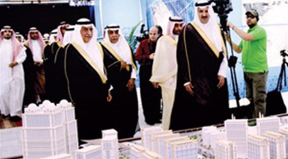 أمير المدينة المنورة يطلع على مجسم للمشروع (صحيفة الوطن السعودية)