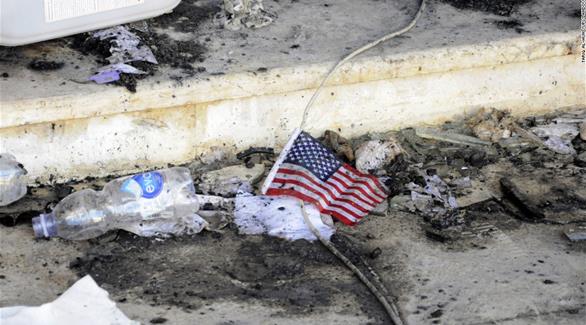 العلم الأمريكي على الأرض خلال إحدى الحوادث الأمنية