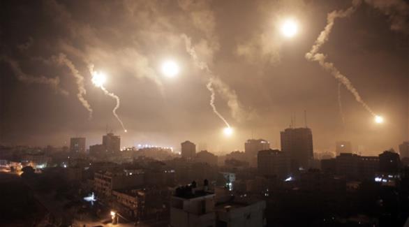 القنابل المضيئة في سماء غزة (خليل هارما / أ ب)
