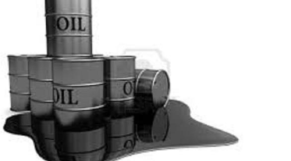 وفرة الإمدادات وانحسار المخاوف وراء تراجع أسعار النفط عن ذروتها في 2014(أرشيف)