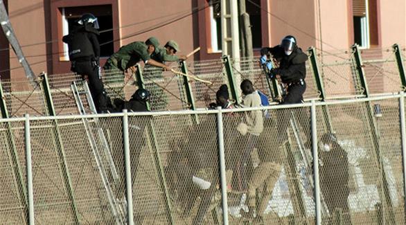 14 أغسطس: الشرطة المغربية تتصدى لمجموعة من المهاجرين الأفارقة أثناء محاولتهم العبور إلى الأراضي الإسبانية (رويترز)
