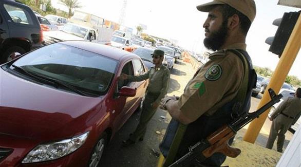 السعودية تحتجز 8 يشتبه في تحريضهم الشبان للقتال في الخارج