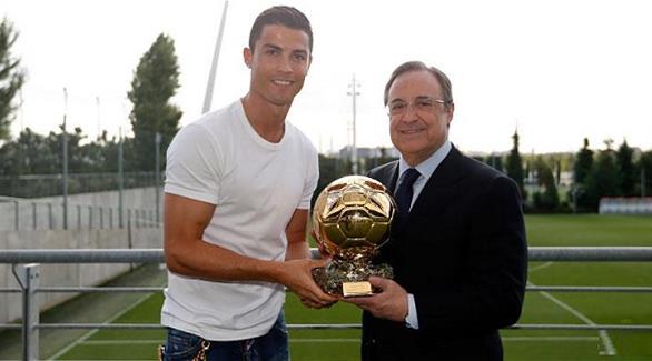 كريستيانو يهدي نسخة من الكرة الذهبية للرئيس بيريز (موقع النادي)