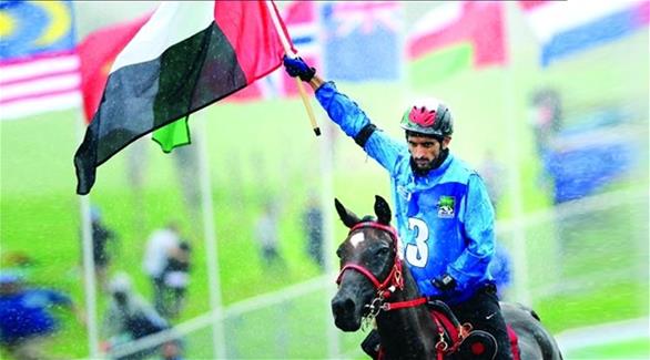حمدان بن محمد يرفع علم الإمارات احتفالاً بالفوز (البيان)