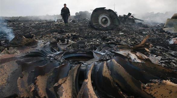ما تبقى من حطام الطائرة بالقرب من الحدود الروسية في أوكرانيا