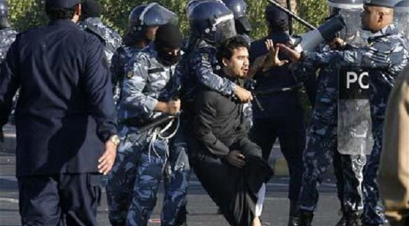 قوات أمن كويتية تعتقل أحد المتظاهرين (أرشيف)