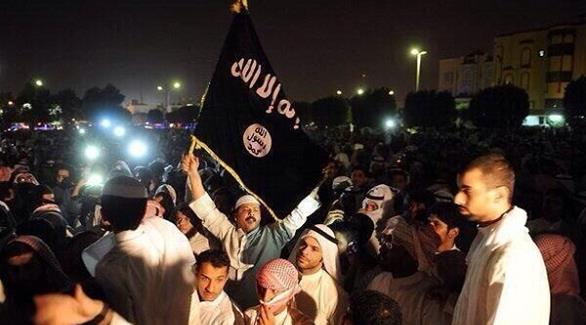 صورة أرشيفية تظهر رفع علم "داعش" في الكويت