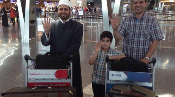 بدرالدين يمين الصورة وتليمة يسار السبت في مطار الدوحة(الشاهد)