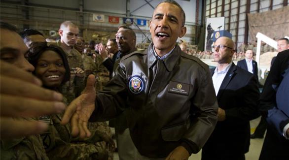 باراك أوباما يصافح القوات الأمريكية في أفغانستان في مايو 2014 (أ ب)