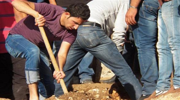 عدد من سكان عجلون يحفرون في خربة هرقلة للبحث عن آثار (أرشيف)