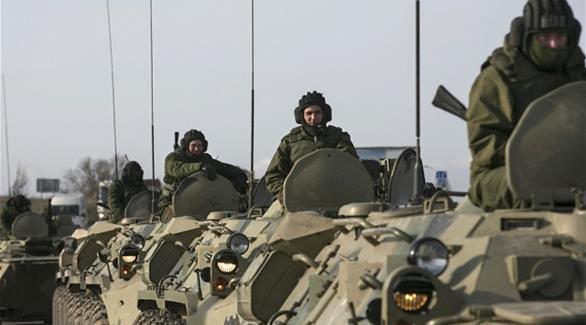 جنود روس باتجاه القرم (رويترز)
