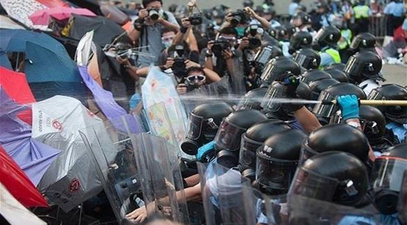المتظاهرون يواجهون قوات الأمن بالمظلات في هونغ كونغ (أرشيف)