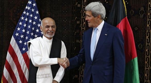 الرئيس الأفغاني أشرف عبدالغني برفقة وزير الخارجية الأمريكي كيري (أرشيف)