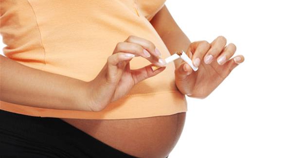 تدخين الأمهات قد يصيب أبناءهن الذكور بالعقم (أرشيف)