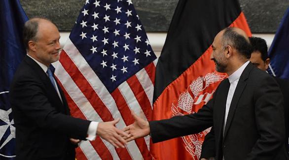 السفير الأمريكي جيمس كانينغهام ومستشار الأمن القومي الأفغاني حنيف اتمار (أ ف ب)