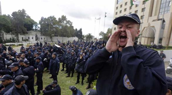 عناصر من الشرطة الجزائرية المحتجة