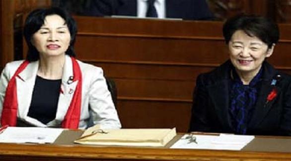 المراوح الورقية تكلف وزيرة العدل اليابانية يسار الصورة منصبها في الحكومة(أرشيف)