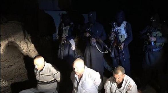 عناصر داعش تعدم أطباء بعد اعتقالهم (أرشيف)