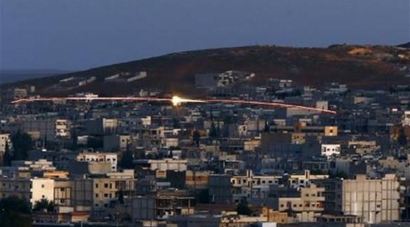 قذائف مضيئة تعبر السماء فوق بلدة كوباني إبان هجوم جوي(رويترز)
