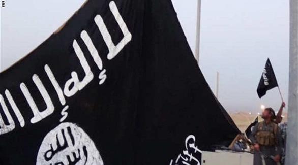 أعضاء من تنظيم داعش يرفعون راياته السوداء(أرشيف)