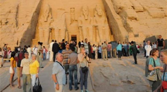 مصريون وأجانب في الاحتفال بالظاهرة النادرة وسط إجراءات أمنية مشددة(أرشيف)