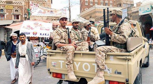 عناصر من جماعة الحوثيين بزي الجيش اليمني خلال دورية بالعاصمة صنعاء (رويترز)