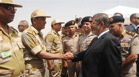 الرئيس المعزول مرسي وجنود من الجيش المصري (أرشيف)