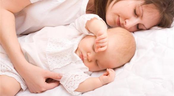 يتعرّض الرضيع إلى خطر السقوط بسبب تقاسم السرير