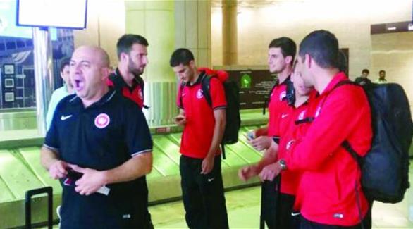 خلال وصول أعضاء بعثة فريق ويسترن سيدني الأسترالي إلى مطار الرياض (صحيفة الشرق الأوسط)