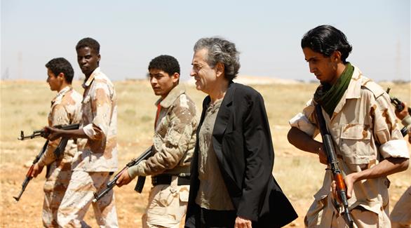 برنارد ليفي في ليبيا أثناء الأحداث التي انتهت بها في مستنقع التطرف والخراب(أرشيف)