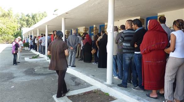 المتهم يشتري أصوات الناخبين في الطوابير قبل الإدلاء بأصواتهم يوم الانتخابات في محافظة سوسة التونسية(أرشيف)