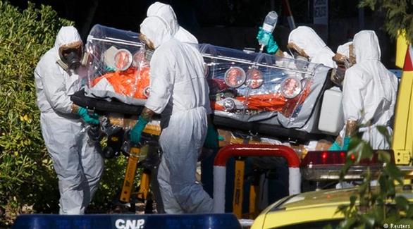 نقل ضحية لإيبولا(رويترز)